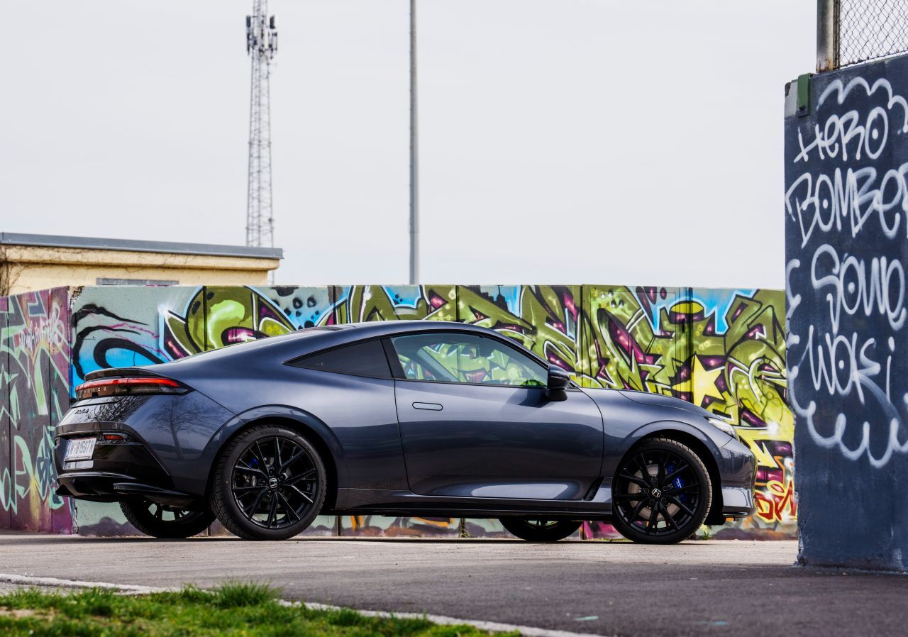 Das Coupé-Profil ist mit 1,35 Metern Höhe ziemlich flach (ein 2er Coupé ist fünf Zentimeter höher). Dabei ragt die Kabine auffällig heraus.