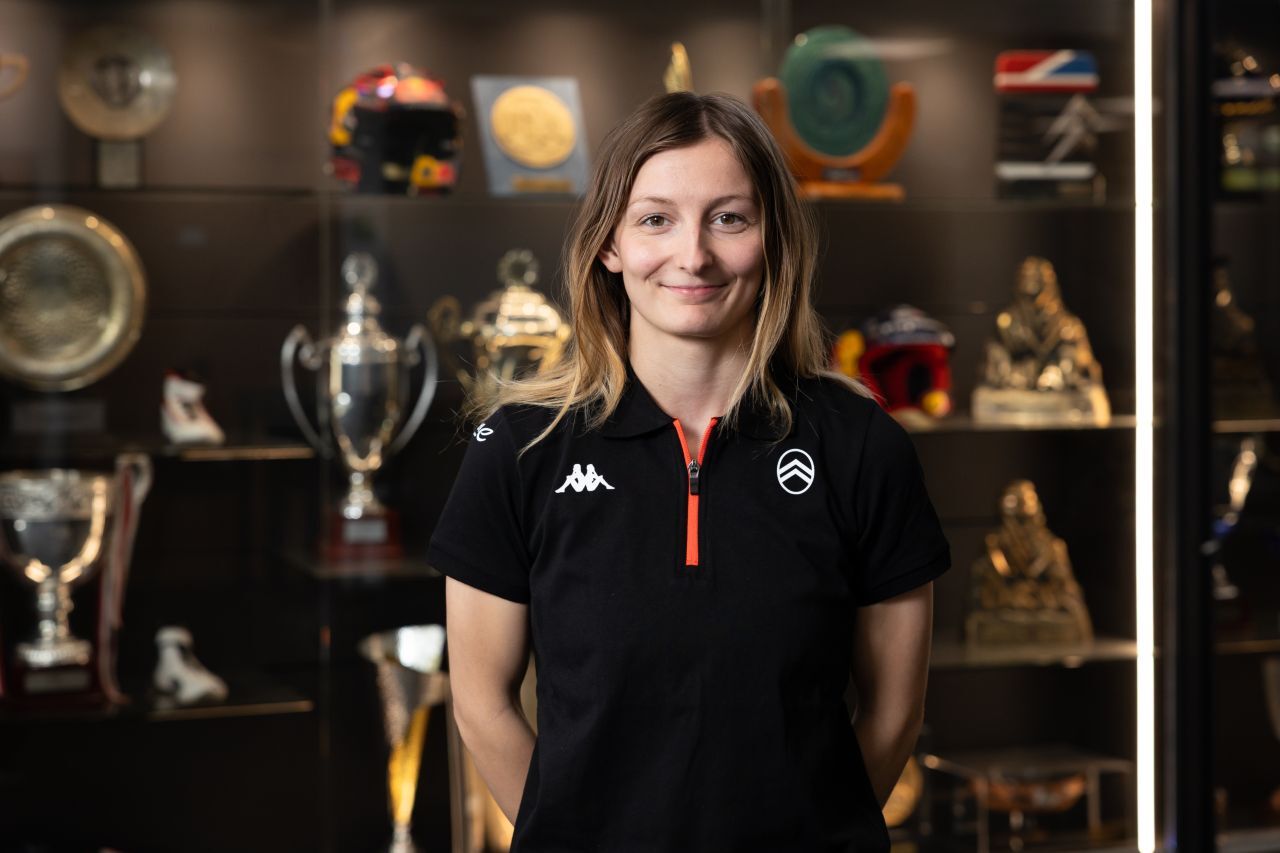 Doriane Pin in der umfassenden Pokalsammlung von Citroen.