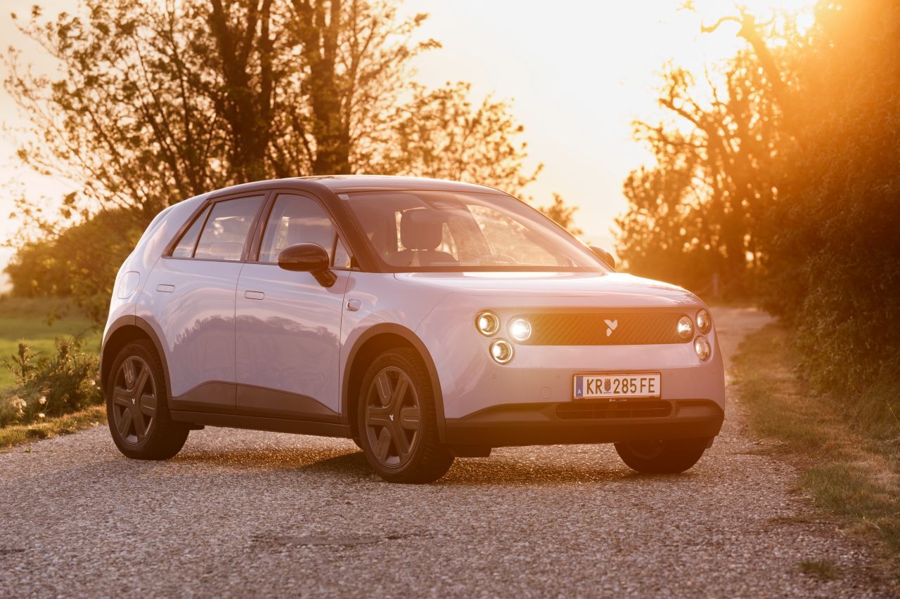 Fazit von Motorprofis-Tester Fabian Steiner: „Das derzeit komfortabelste B-Segment-Auto. Durch den großzügigen, wohnlich eingerichteten Innenraum und die geschmeidige, gut gedämpfte Fahrt ist der firefly ein gelungener kleiner Luxus für Kurz- und Mittelstrecken.