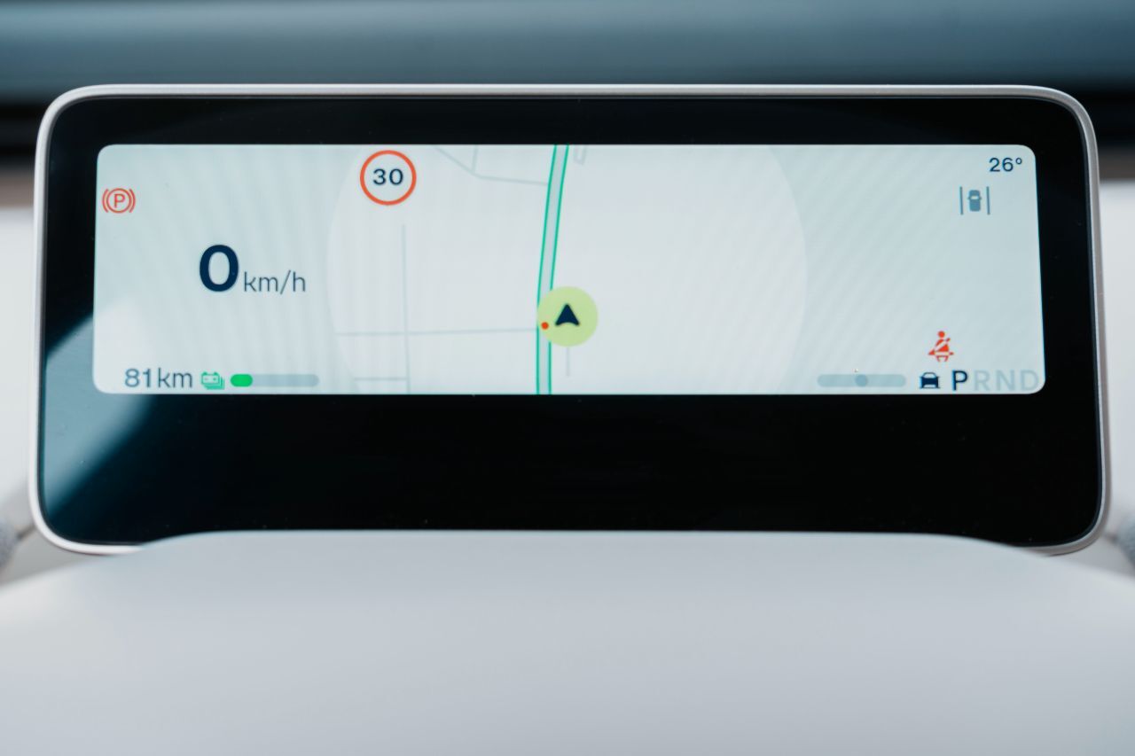 Kleines, aber übersichtliches Fahrerdisplay mit Darstellung der Navigation.