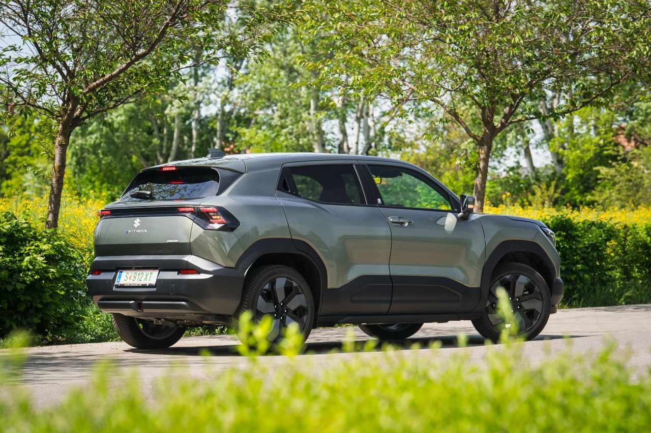 Der e Vitara ist neun Zentimeter länger und dreieinhalb Zentimeter höher als der Vitara und hat einen 20 Zentimeter längeren Radstand.
