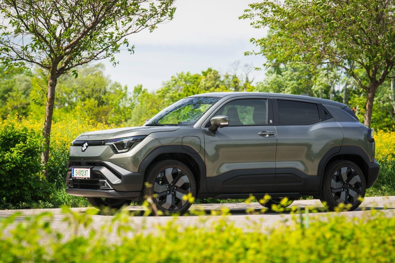Während Allradantrieb mit zwei Motoren sonst erst in höheren Größen- und Preisklassen üblich ist, gibt es sie hier unter 4,30 Meter Länge und 40.000 Euro.