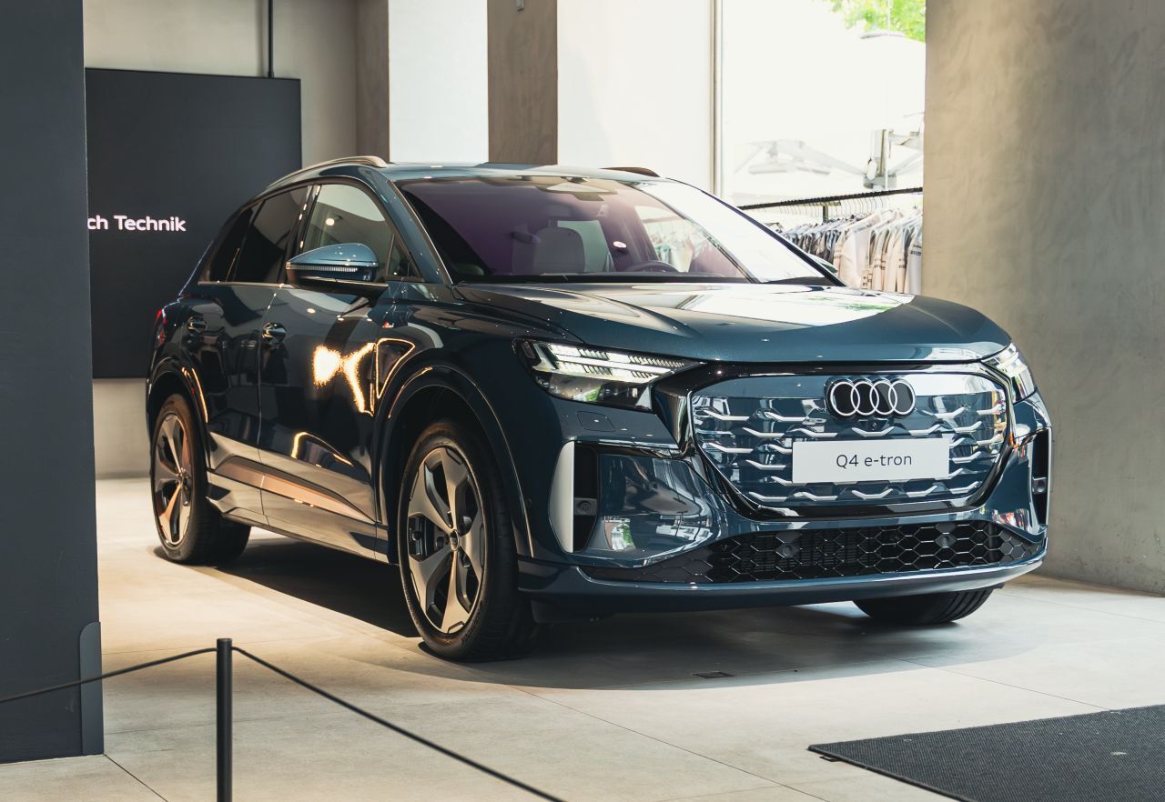 Der Look des Q4 e-tron wird edler, weil die Flächen bündig und markante Passagen jetzt in Wagenfarbe ausgeführt sind.