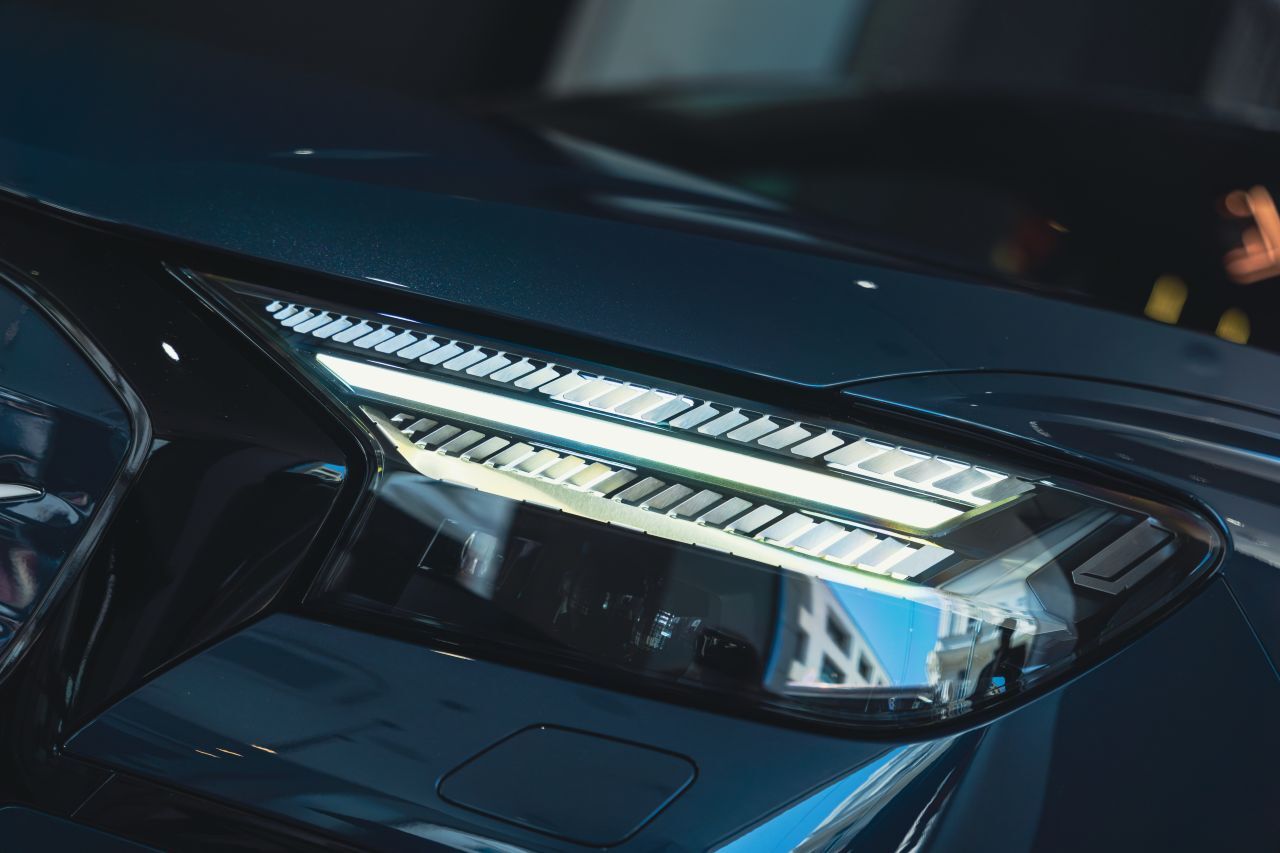 Vorne leuchten digitale LEDs in einzelnen Segmenten.