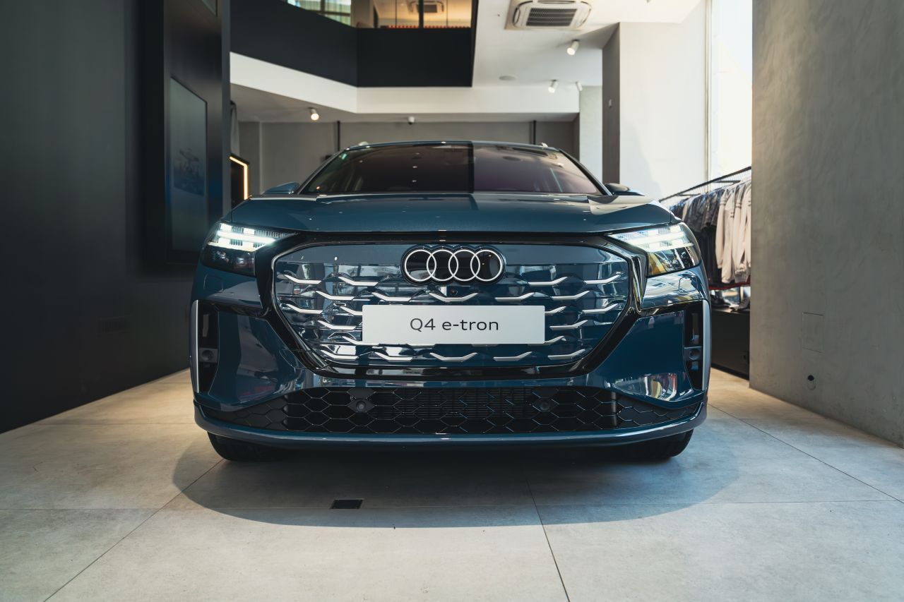 Fazit von Motorprofis-Redakteur Fabian Steiner: „Das Upgrade von 2026 stärkt den Q4 mit edlerem Look und Interieur sowie höherer Reichweite und Ladeleistung, aber auch bidirektionalem Laden. Gleichzeitig sinkt er Einstiegspreis auf rund 45.000 Euro.