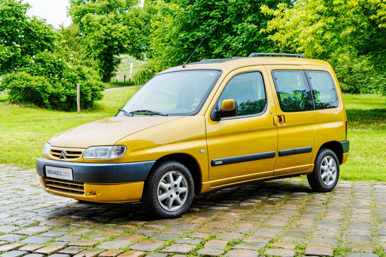 Berlingo I, hier in der besser ausgestatteten Version für den Familien- und Freizeit-Einsatz. Ab 1999 gab es zwei Schiebetüren statt einer.