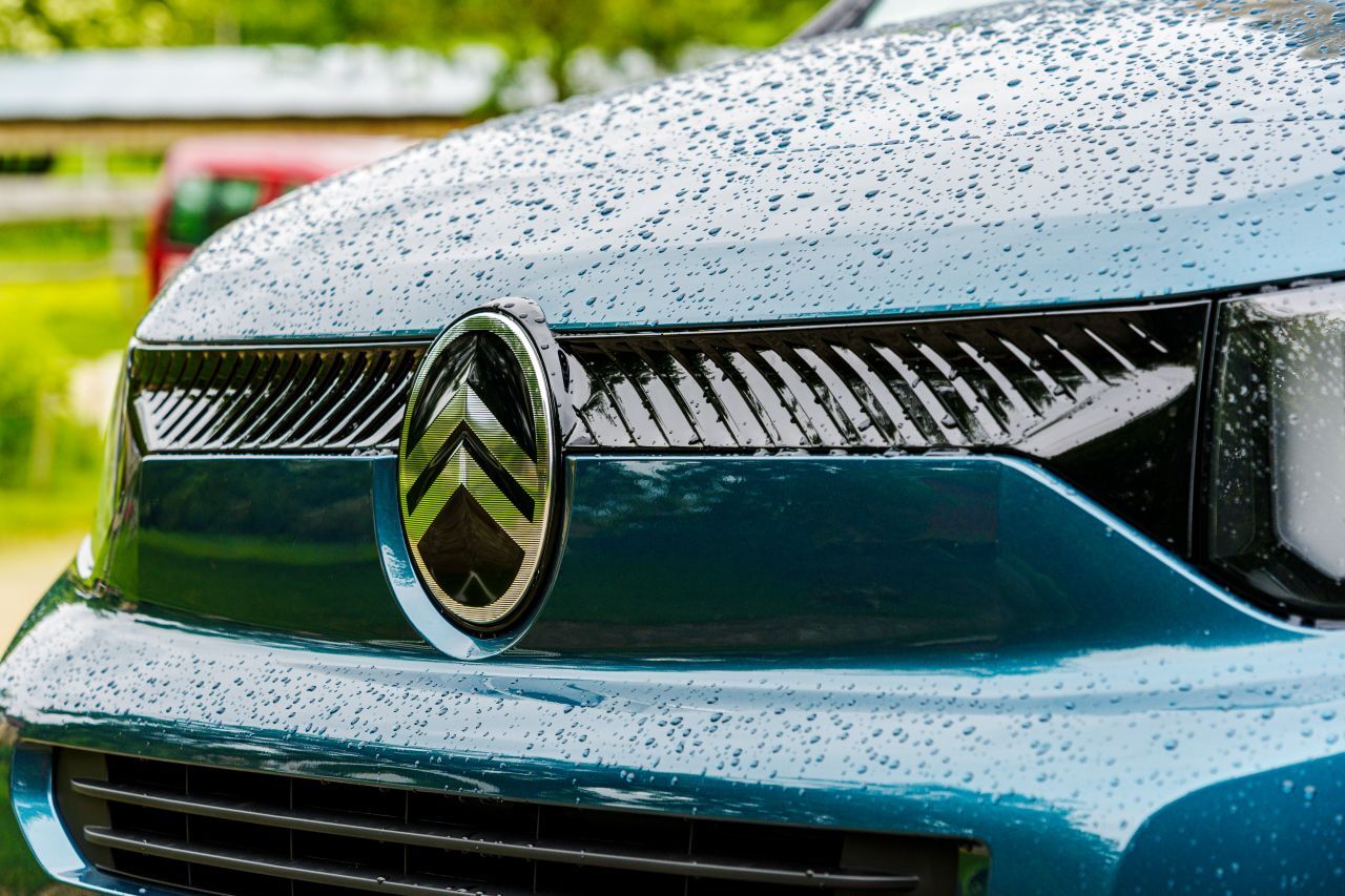 Den Kühlergrill ziert das neue, historische Citroën-Logo.
