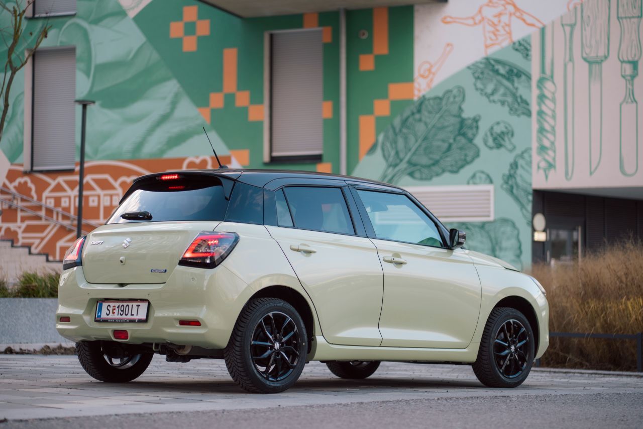 Swift Allgrip, der letzte kleine Bergfex: Suzuki baut noch einen klassischen Kleinwagen mit Verbrennungsmotor und Schaltgetriebe, der leicht und preiswert ist. Mit Allradantrieb ist der Swift sogar ein Unikat, die verbliebene Konkurrenz größer und teurer.