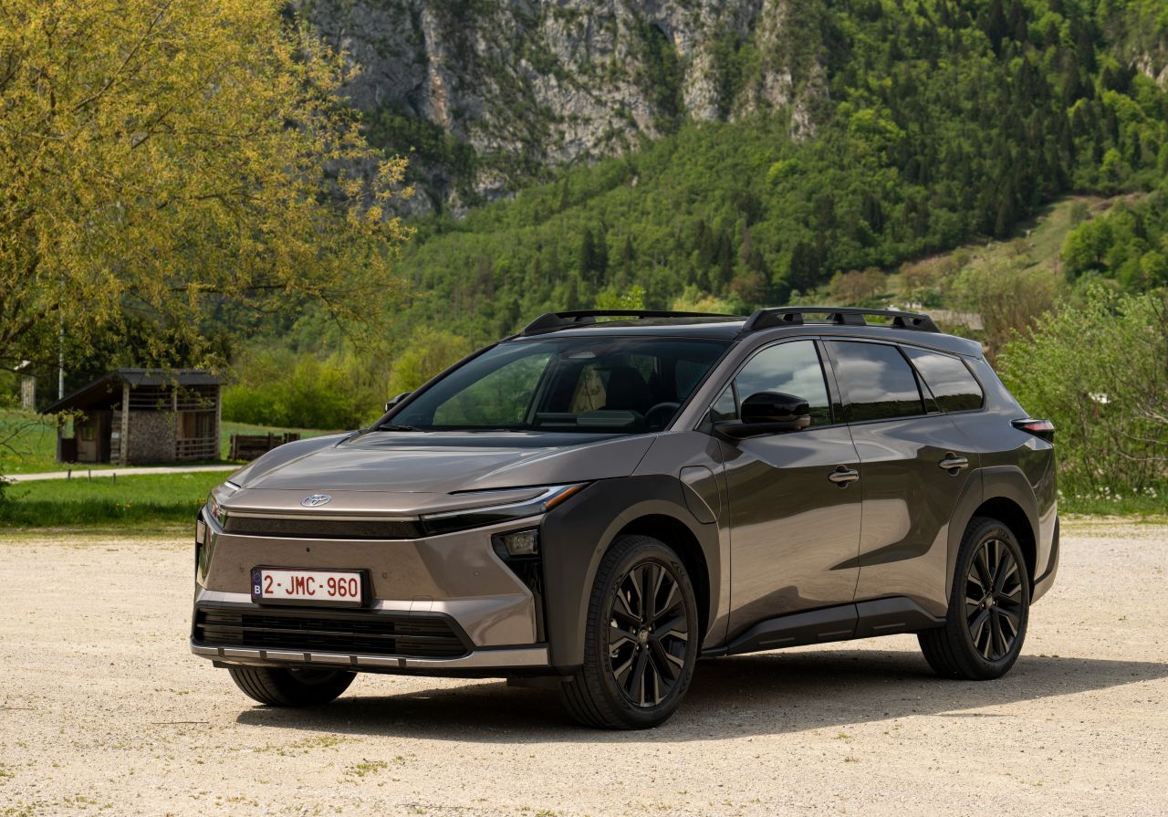 Fazit von Motorprofis-Tester Fabian Steiner: „Abseits der Nischen ist der bZ4X Touring das schnellste und geräumigste Modell der Marke, und für dieses 380-PS-Allrad-Familien-Paket ist auch der Preis sehr konkurrenzfähig. Das gilt ebenso für die Reichweite, die von den nicht nur reaktionsschnellen und leistungsstarken, sondern auch sparsamen neuen E-Achsen profitiert.