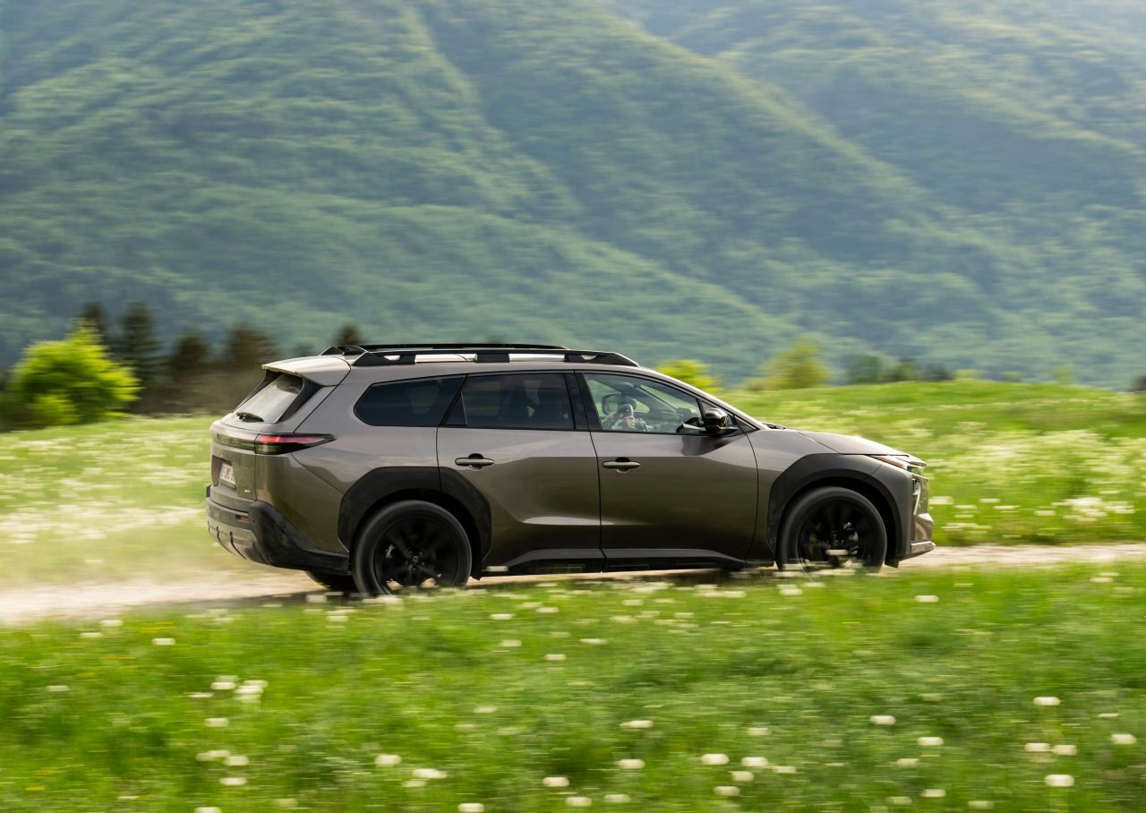 Toyota-Bulle: Der Punch des Allradmodells ist beachtlich, die neuen E-Achsen sind sehr reaktionsfreudig lassen das große Auto dynamisch durchstarten.