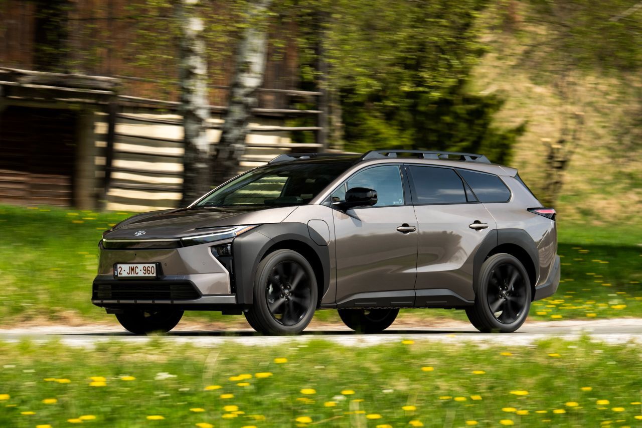 Der bZ4X Touring ist ein SUV-Konzept mit Kombi-ähnlicher Silhouette. Im Vergleich zum bZ4X ist der Touring ab der C-Säule um 14 Zentimeter verlängert.