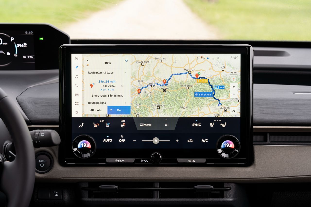 Mittelschneller 14-Zoll-Touchscreen.