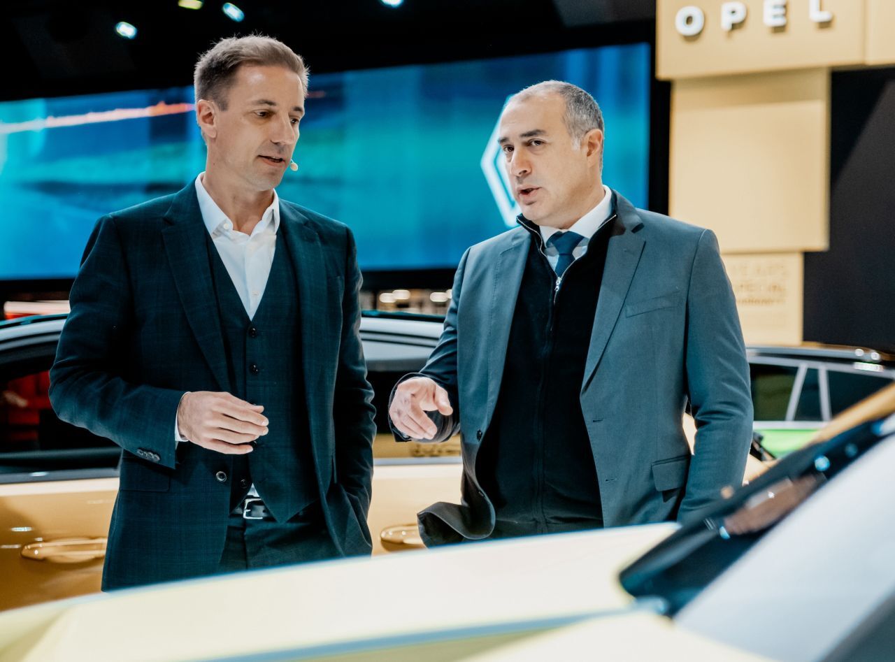 „Der einzige Unterschied zwischen Peugeot und Opel: Das erste Fahrzeug mit neuer Technologie wird von Peugeot sein. Einige Monate später folgt der Opel.