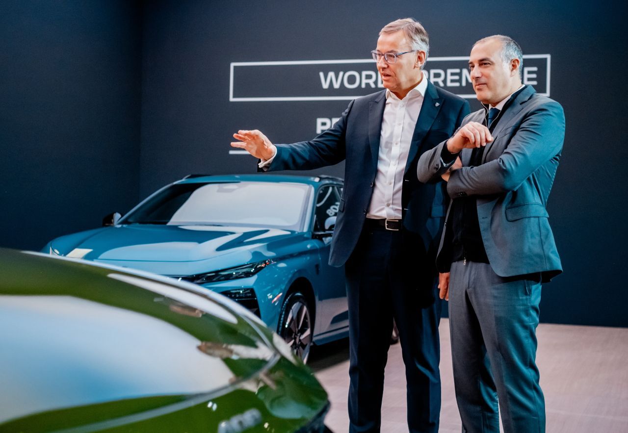 Stellantis Europa-Chef Emanuele Cappellano (rechts, neben Peugeot-Chef Alain Favey): „Der Investitionsplan für Europa ist sehr umfangreich