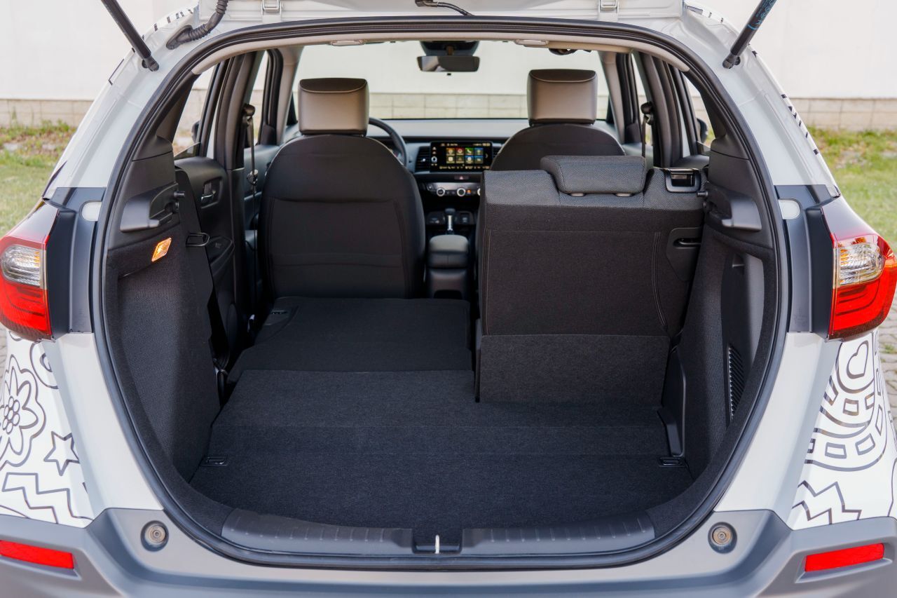 Konsequenter als die meisten Autos: Klappt man die Rücksitzlehnen nach unten, senken sich die Sitzflächen ab, das ergibt einen komplett ebenen Laderaum.
