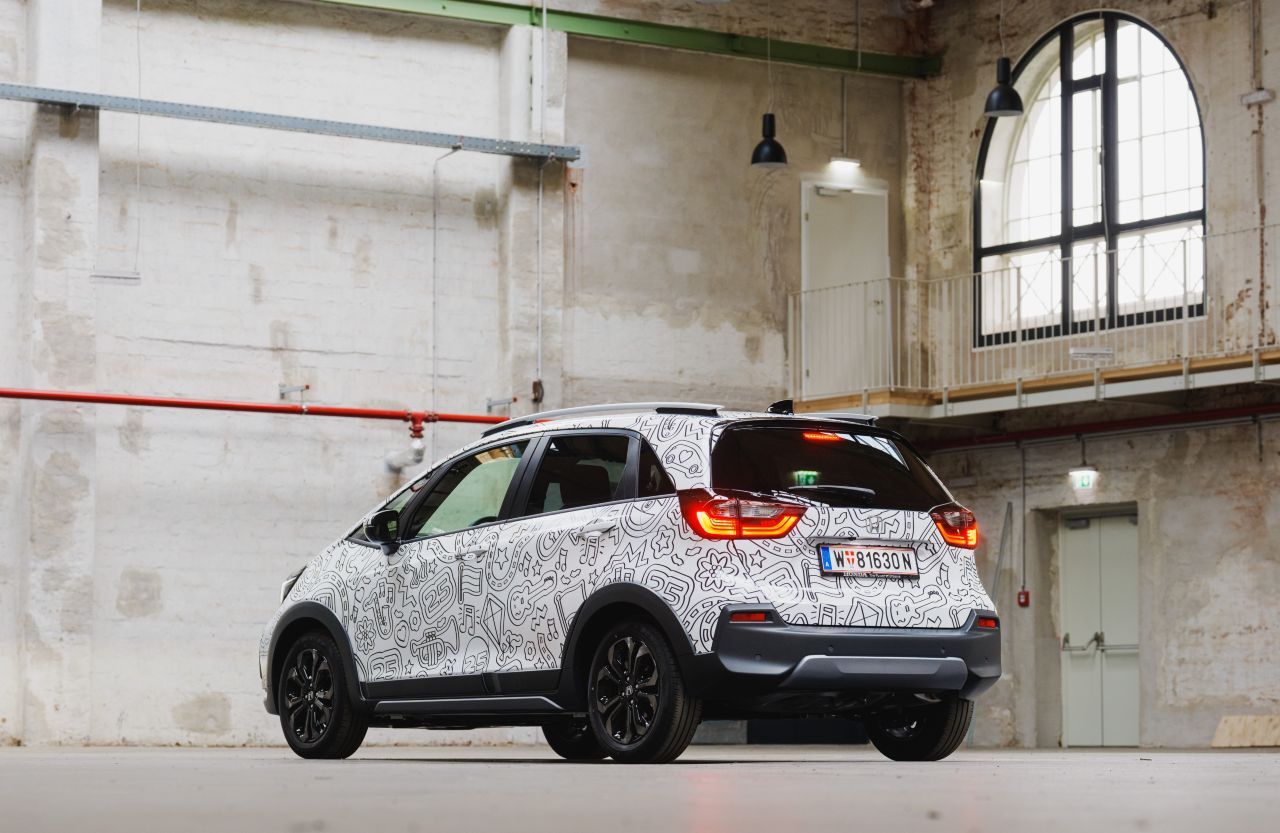 Honda feiert sein schlaues Familienauto zum 25. Geburtstag spielerisch: Die Folierung im Stil eines Malbuchs …