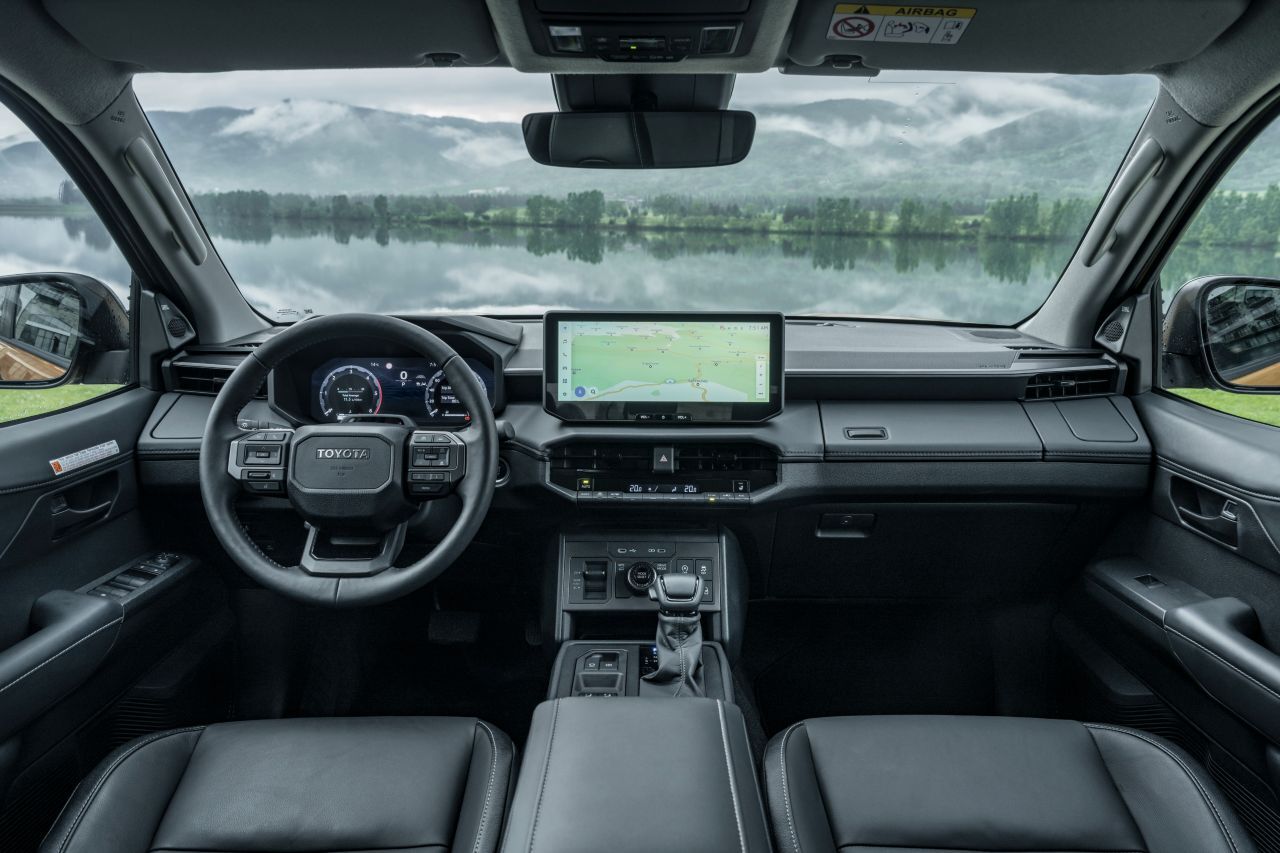 Der Innenraum macht einen großen Schritt nach vorne und bewegt sich nun auf dem hohen Qualitäts- und Technik-Niveau der neuen Land Cruiser-Generation.