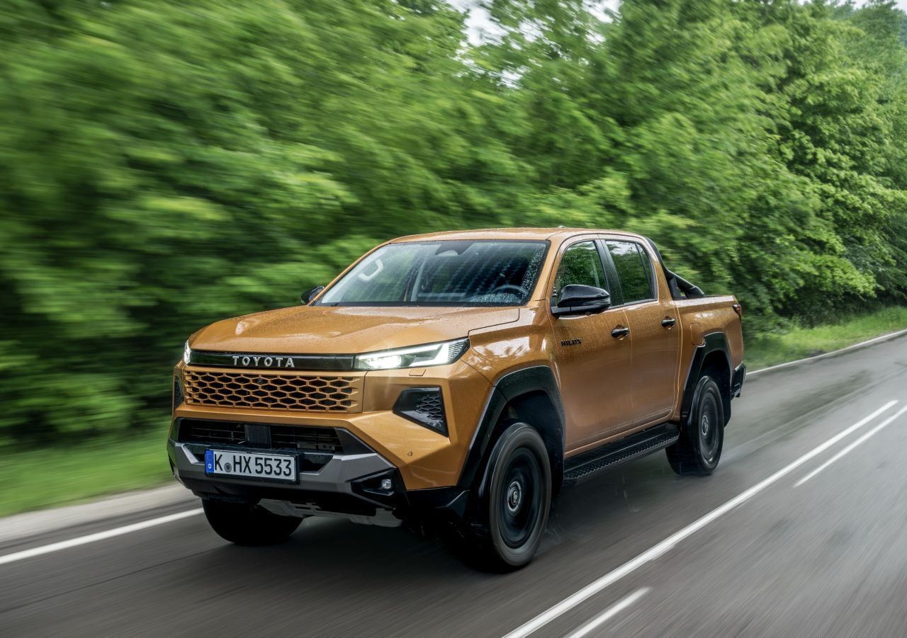 Der Wabengrill in Wagenfarbe macht den Hilux modern und ein bisschen schick. Die elektrische Servolenkung erhöht den Komfort on- und offroad.