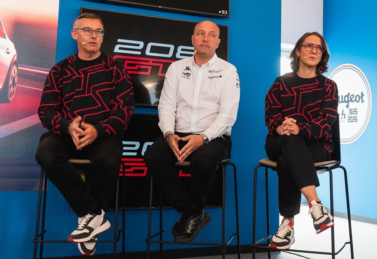 Produkt-Direktorin Agnes Tesson neben Peugeot-Chef Alain Favey (links) und Emmanuel Esnault, Teamchef des Teams Peugeot TotalEnergies in der WEC.