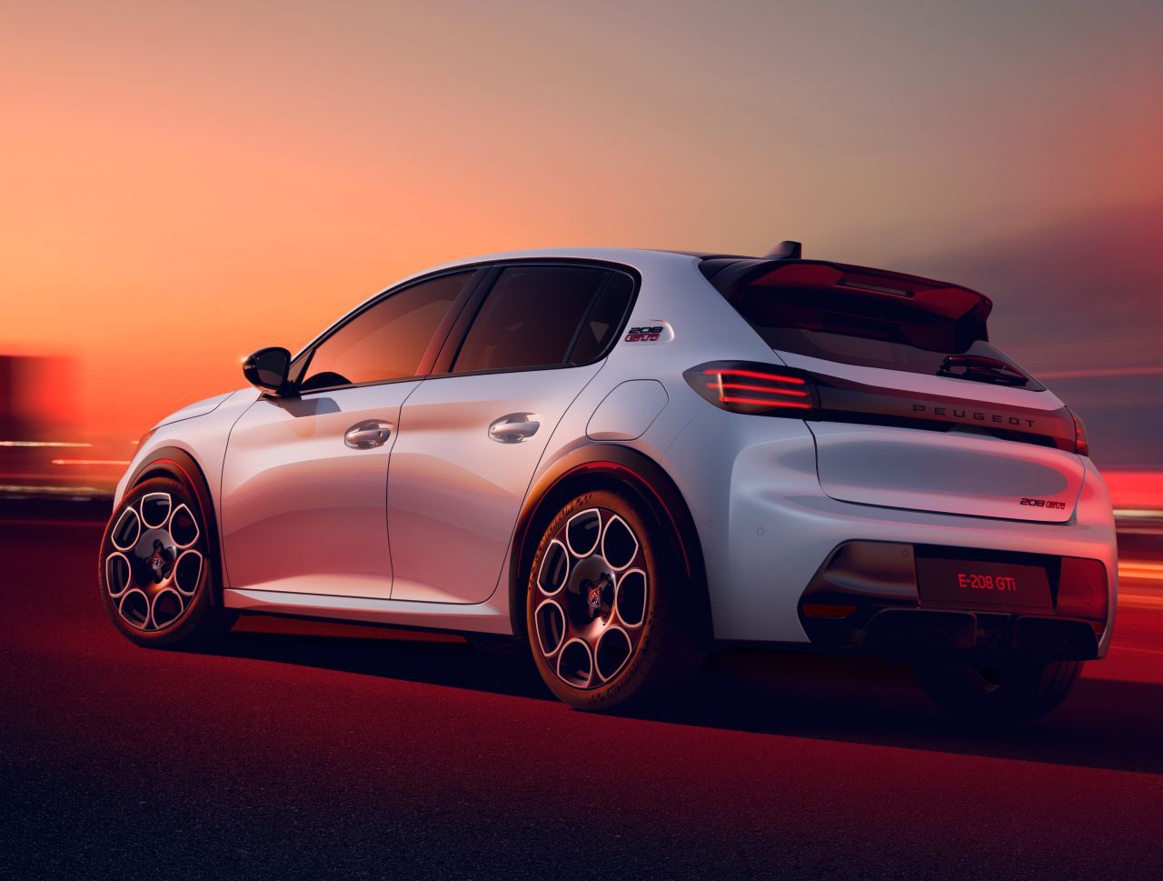 Tiefer, breiter, spezifisch abgestimmt, stärker, besser gekühlt: Die Peugeot-Motorsportabteilung mit Sitz in Satory hat ein eigenständiges Produkt entwickelt.
