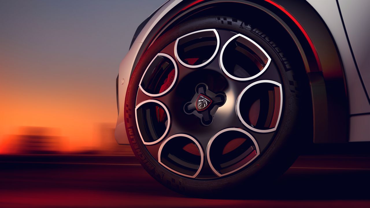 Michelin Pilot Sport 4S auf gelochten Leichtmetalfelgen.
