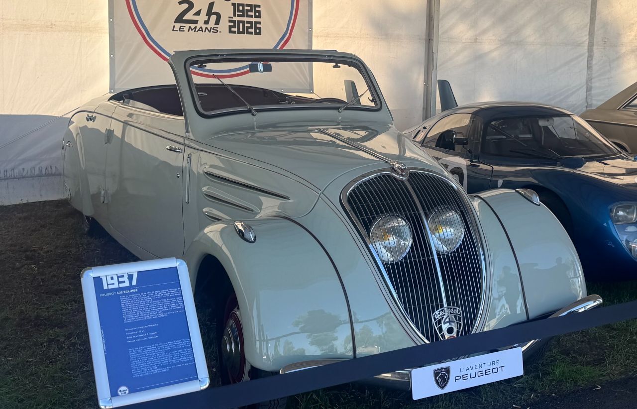 Peugeot 402 Eclipse von 1937: Passend zum Aerodynamik-Hype und mit echter Weltneuheit für die Straße – das erste versenkbare Stahldach der Welt.