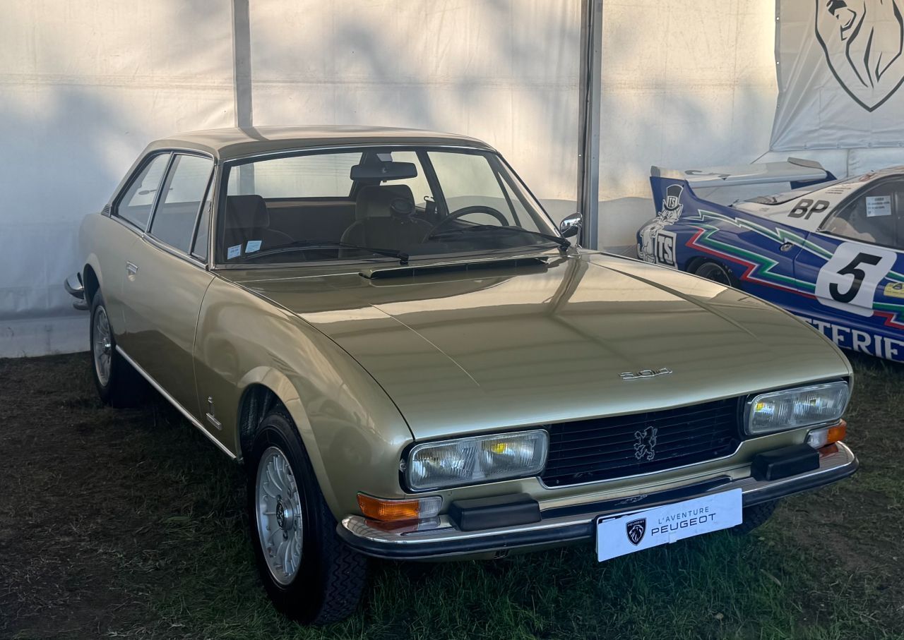 Die V6-Kultur zog 1977 in die Serie ein: Das schöne Peugeot 504 Coupé leistete mit dem 2.664 cm³ PRV-V6 und zwei Vergasern standesgemäße 135 PS