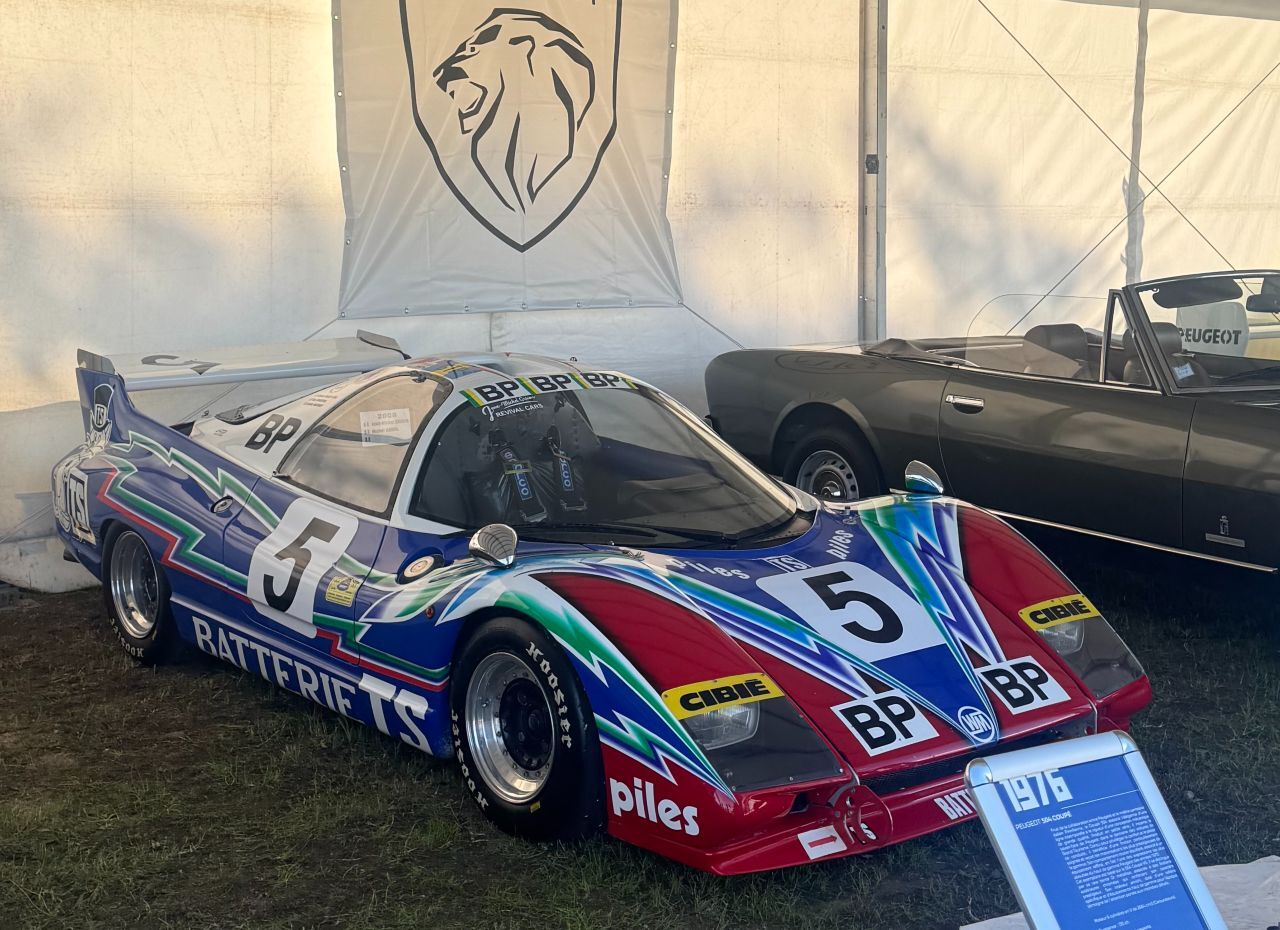 Peugeot WM P76 GTP von 1976:  Mit dem legendären V6 PRV-Motor mit 2.664 cm³ Hubraum und 250 PS, der den Renner auf über 300 km/h drückte.