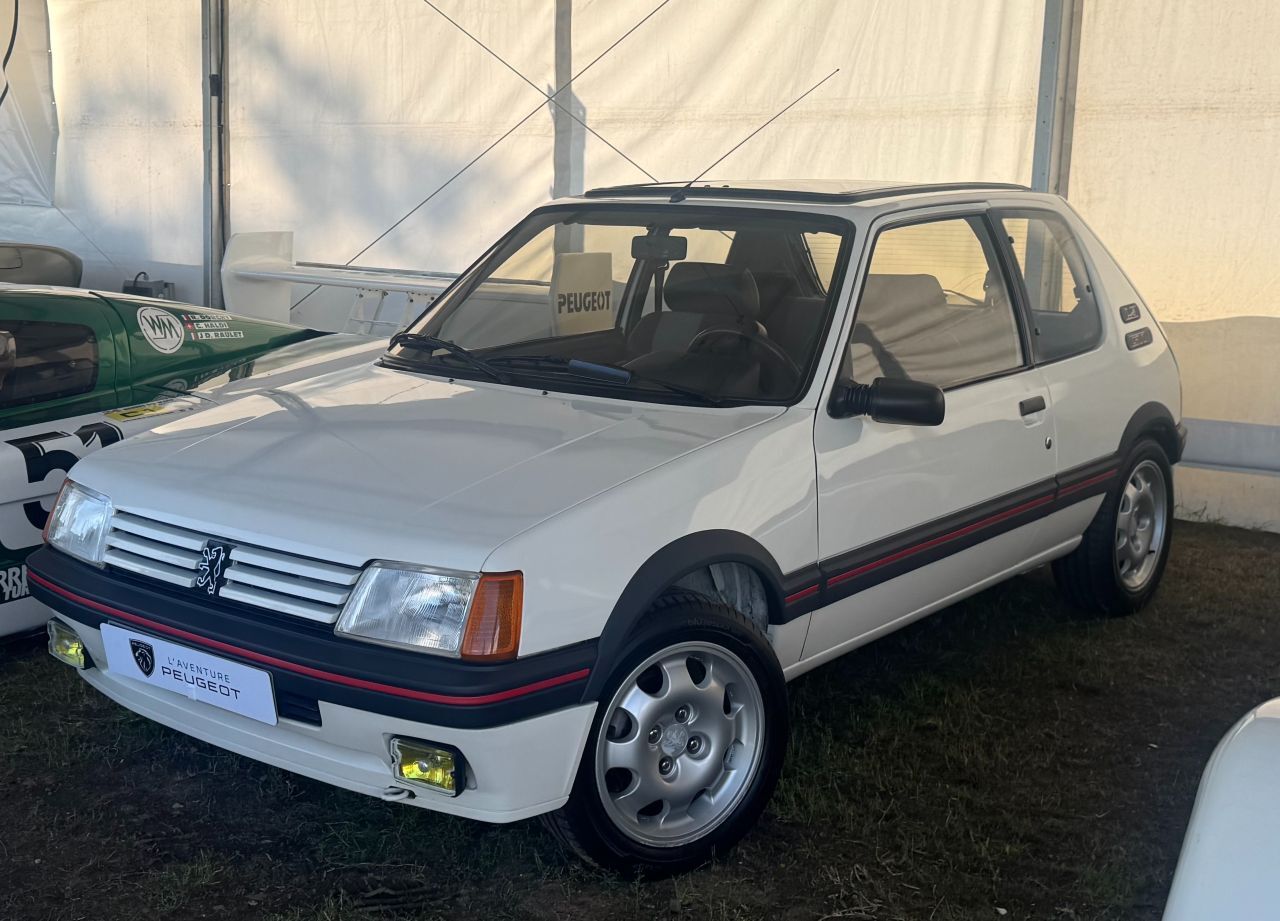 Mitte der Achtziger schlug die Geburtsstunde der puren analogen Fahrfreude auf der Straße: Der Peugeot 205 GTi 1.9 betrat die Bühne.