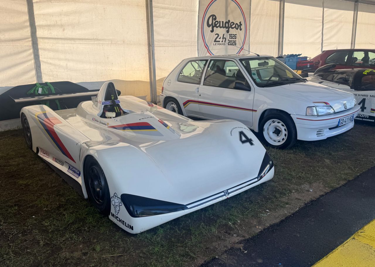 Radikales Nachwuchsprogramm im offenen Spider 905 von 1992. Im Hintergrund: 106 Rallye, konzipiert als nackte Basis für den Amateursport.