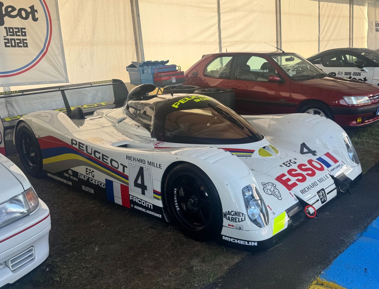 Mit dem 905 Evo von 1993 deklassierte Peugeot die Konkurrenz komplett und holte die Plätzen 1, 2 und 3. Im Hintergrund: Sondermodell 306 S16 „Le Mans“.