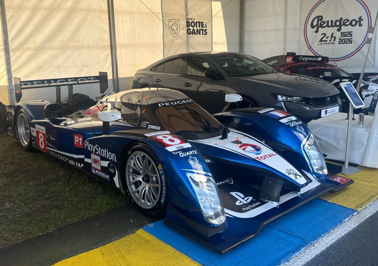 Der Peugeot 908 HDi FAP von 2007 war ein geschlossenes LMP1-Monster mit einem gewaltigen 5.500 cm³ V12-Biturbo-Diesel: Alex Wurz siegte!