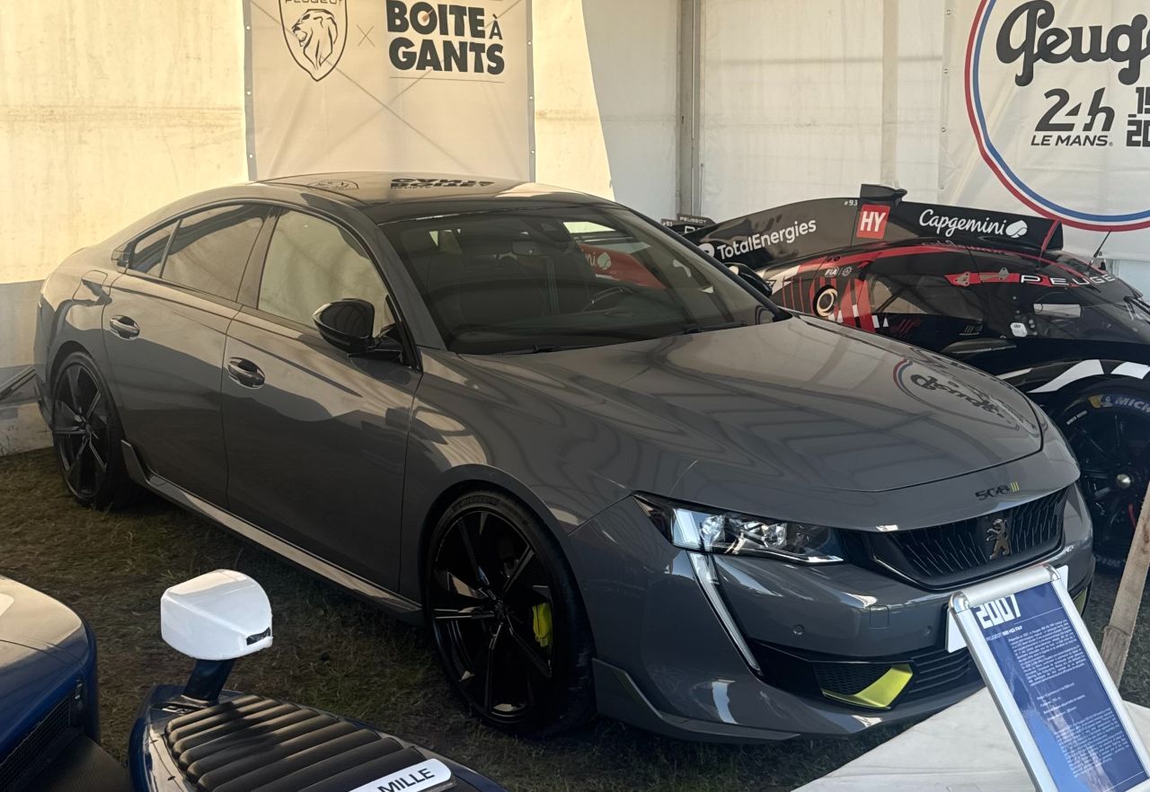 Peugeot 508 PSE von 2020: Die Symbiose aus einem 1.598 cm³ Turbo-Vierzügler und zwei Elektromotoren bringt 360 PS Systemleistung.
