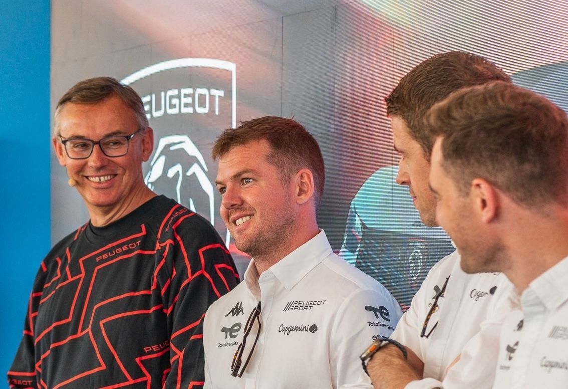 Peugeot-Chef Alain Favey (links) mit den Fahrer des Peugeot TotalEnergies Teams in Le Mans. In der der Neuseeländer Mitte Nick Cassidy.