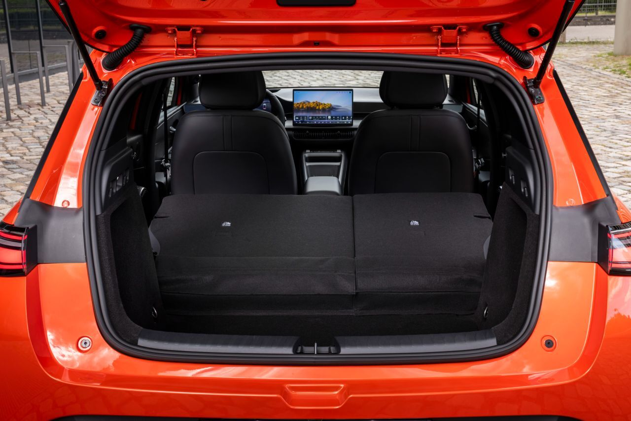 Der Dolphin G ist eine Handbreit kürzer als ein VW Golf, schlägt diesen beim Kofferraumvolumen von 425 Litern aber und 44 Liter.