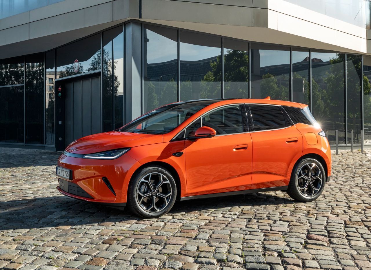 Erster, auf höchste Effizient getrimmter Kompakt-Hatchback mit Plug In-Hybrid. Der Clou ist, dass er auch ohne Aufladen zwischendurch mit dem niedrigen Verbrauch eines Vollhybriden zu fahren ist – und für alle, die eine Möglichkeit zum Anstecken haben, zusätzlich rund 100 Kilometer E-Reichweite bietet. Durch den Kampfpreis ein Golf-Schläger
