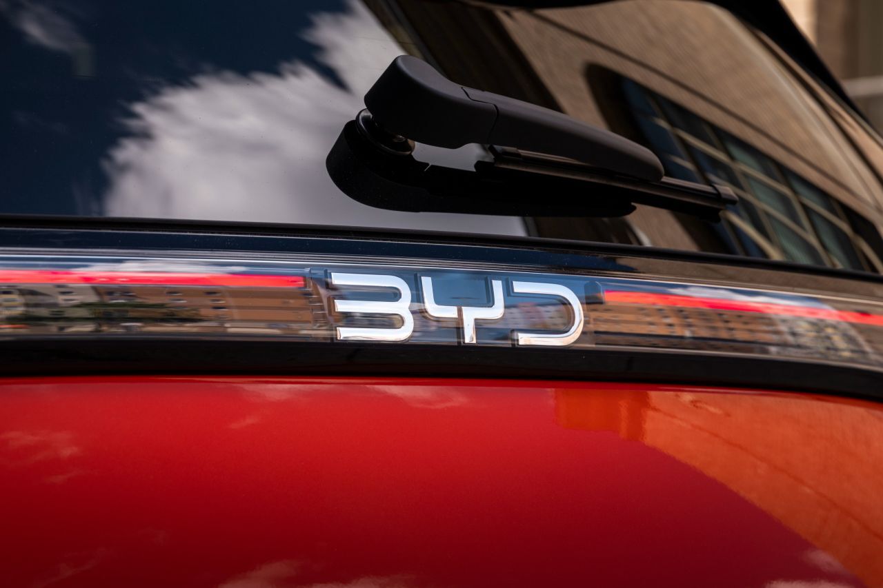 Durchgehendes Lichtband mit integriertem BYD-Schriftzug am Heck.