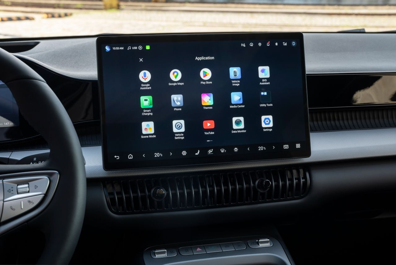 Kein Monster-Touchscreen mehr, und hier auch fix montiert statt drehbar.