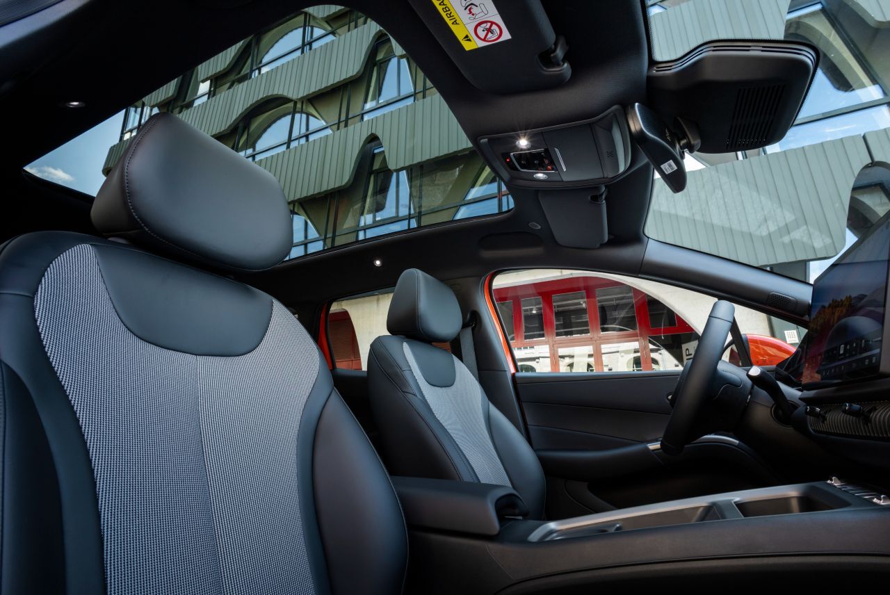 Platzangebot und Raumgefühl im Cockpit sind großzügig, der Sitzkomfort auch für Großgewachsene tadellos.