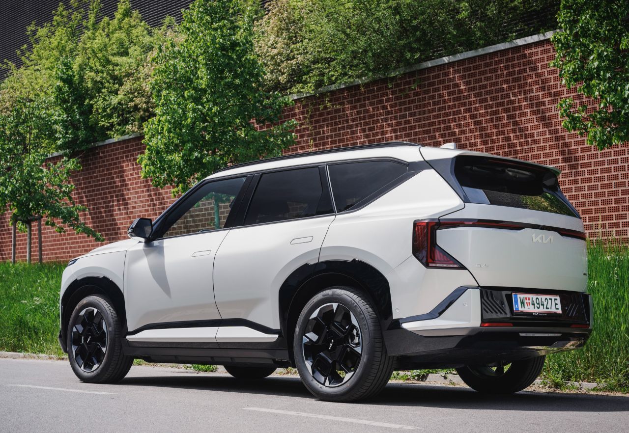 Eine coole Ansage in der elektrischen SUV-Mittelklasse: Der Kia EV5 setzt auf ungewöhnlichen Look und eigenständigen, unverwechselbaren Charakter.