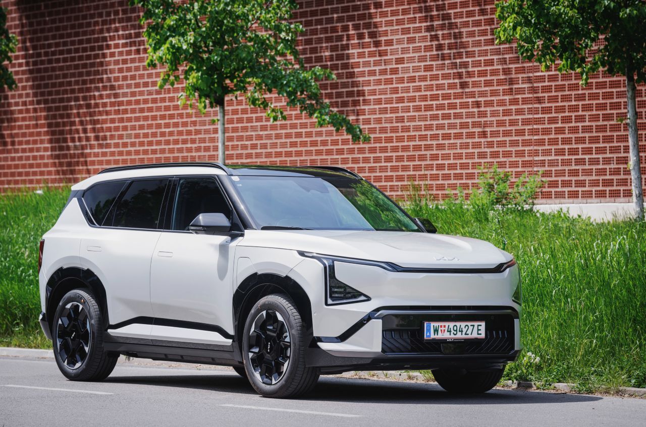 Flott ohne PS-Kraftmeierei: Der komfortorientierte EV5 ist für seine Größe und sein Gewicht durchaus agil und überzeugt durch hohe Spurtreue.