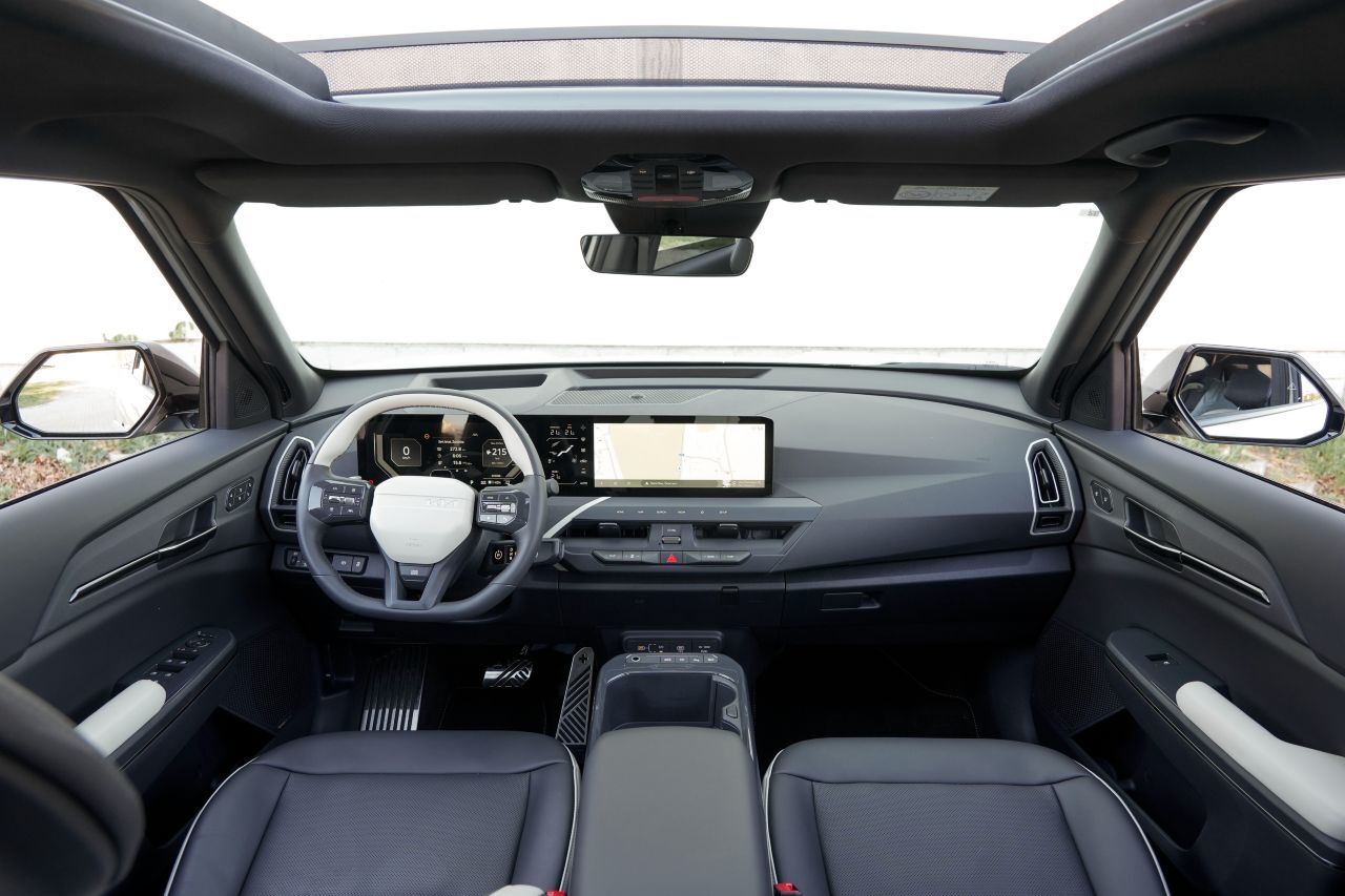 Klares, schlichtes Layout ohne unnötigen Zierrat: Im Innenraum des EV5 gibt es keine Naht und keine Leiste zu viel.