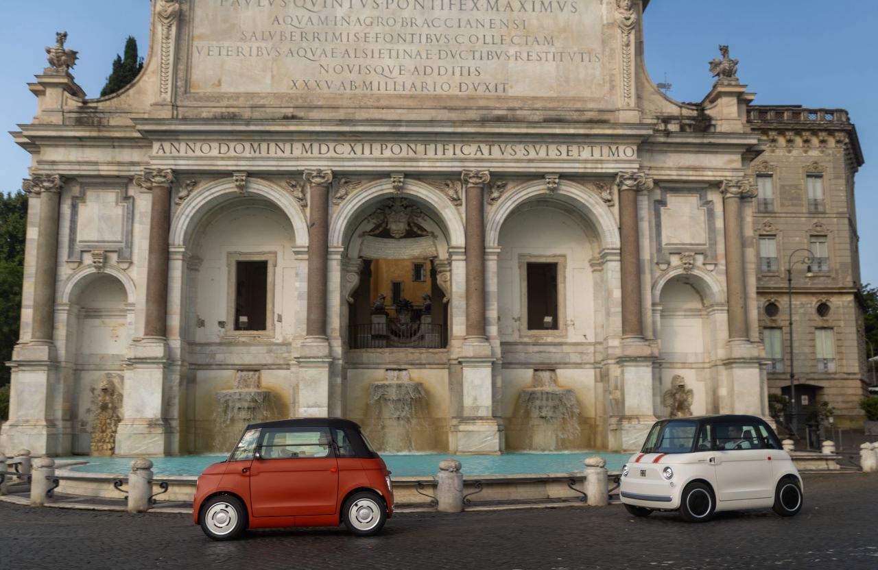 Die Farbe des Topolino Corallo (links) ist eine Referenz an den Stil der 60er Jahre, der Topolino Sport bekommt durch Rallye-Streifen eine sportliche Note.