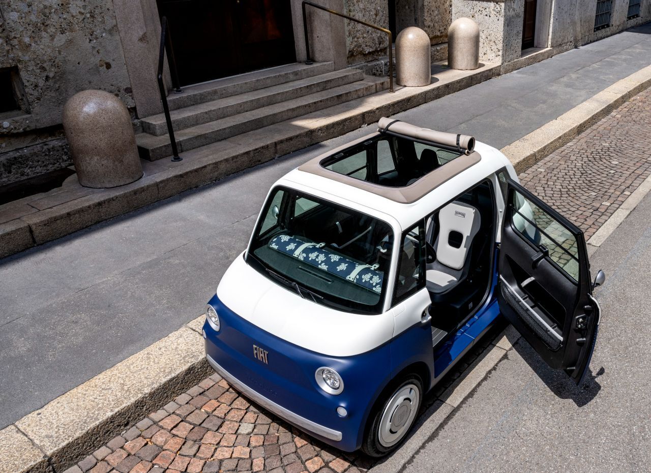Badehosen-Marke aus St Tropez: Die Vilebrequin-Sonderedition des Topolino huldigt dem Sommer mit sommerlichem Zwei-Farben-Look, Rolldach …