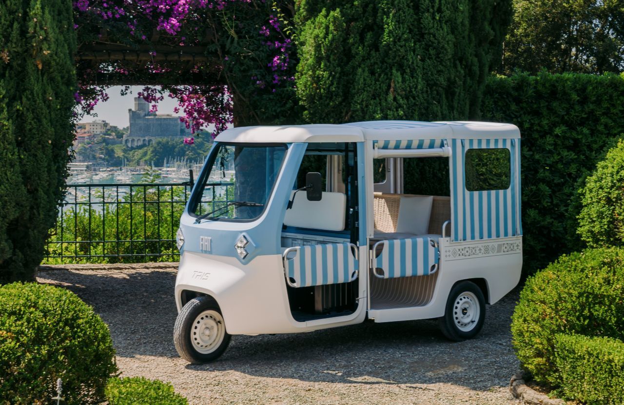 … als Dolcevita-Modell mit seitlich aufrollbarem Softtop und Korbsessel-Rückbank für Personentransporte geben.