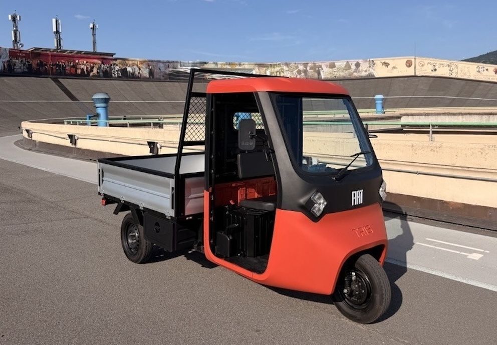 Dreierlei Tris: Neben den beiden Cargo-Varianten mit Pritsche und Kastenaufbau wird es das elektrische Micro-Nutzfahrzeug auch …