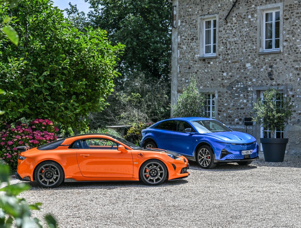 Im Vordergrund die auf 110 Stück limitierte, sündhaft teure A110 R Ultimate. Das Blau der historischen A110 ist zur ikonischen Farbe für die Autos aus …