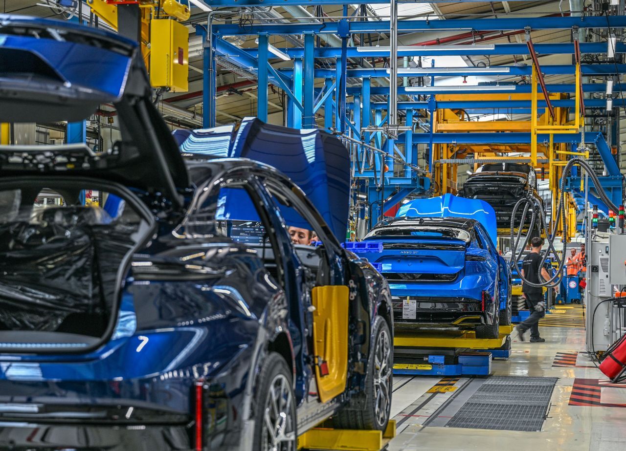 … Dieppe geworden, ein Großteil der A390-Modelle, die derzeit im Werk vom Band laufen, wurden von Kunden in so einem Blau geordert.