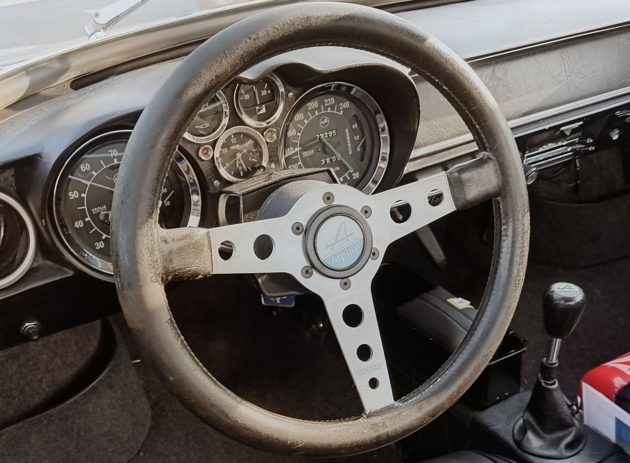 ... Testmodell ist aus dem Jahr 1976. 1300 ccm hat das Motörchen und wenn 80 PS nur 700 kg zu bewegen haben, braucht es keine ausufernden PS-Zahlen.
