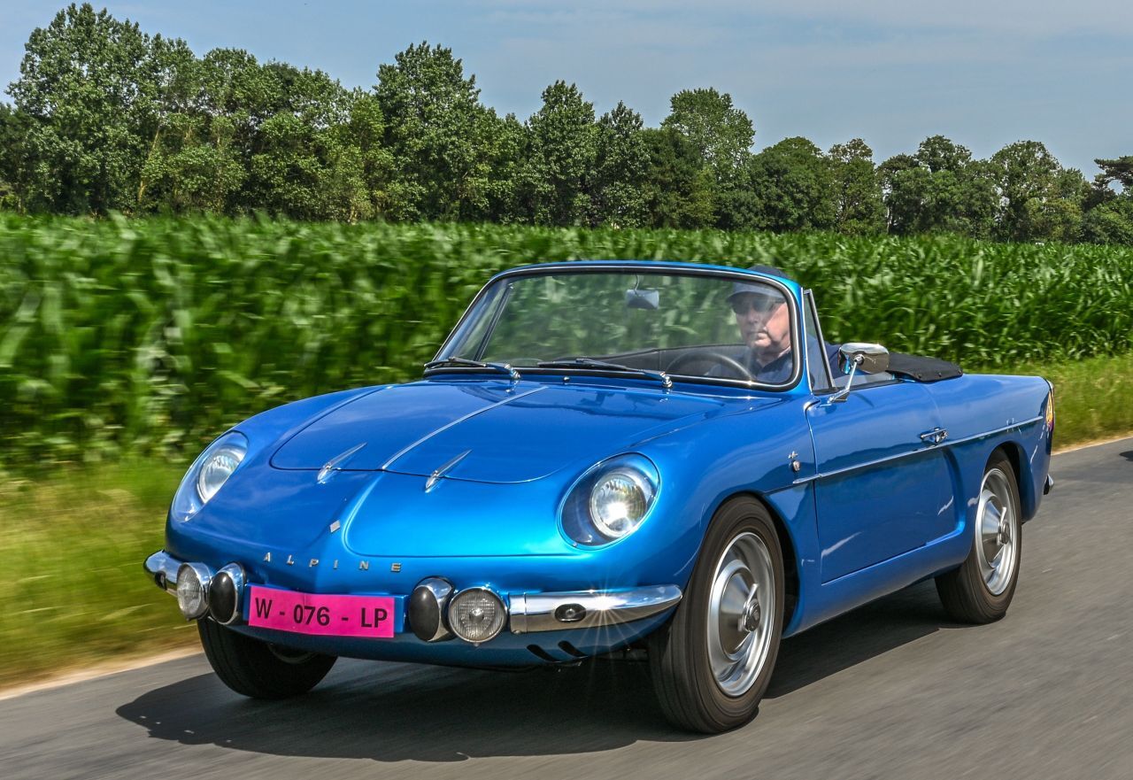 Vom A110 Cabriolet hat Alpine nicht einmal 70 Stück produziert. Das Testmodell aus dem Jahr 1965 hat noch nicht die markante Doppelscheinwerferfront.